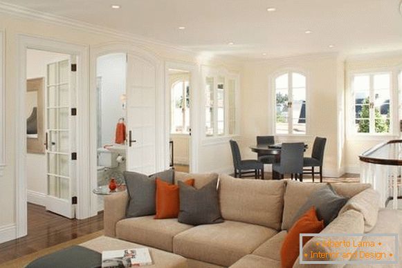 Kombinacija sive in oranžne v notranjosti dnevne sobe