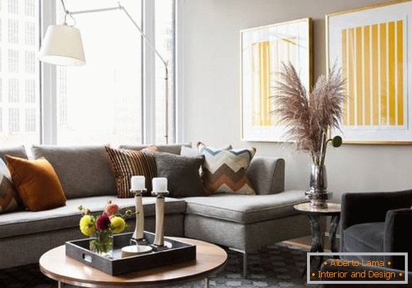 Sivi kavč in preproga v kombinaciji z drugimi barvami v notranjosti