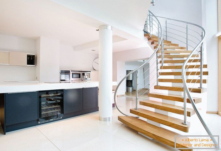 Lahkotnost in preprostost oblikovanja stopnic poudarjata lakonično obliko prostorne notranjosti hiše.
