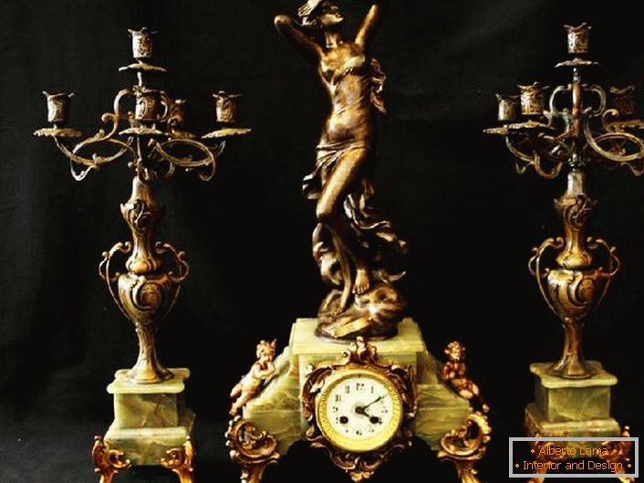 Klasični set - dve bronasto kandelabri in izvrstne ure. Idealna dekoracija za kamin.