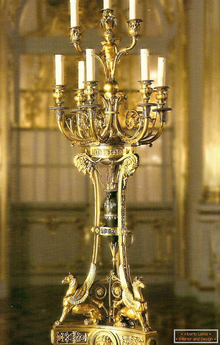 Plemenito, prefinjeno zlato kandelabro za devet sveč bo okrasilo notranjost hiše ali lovske hiše.