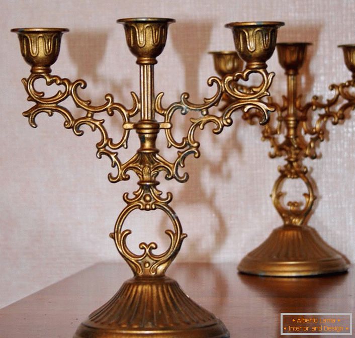 Klasični bakreni kandelabr za tri sveče ni samo pomočnik v primeru okvare električnega omrežja, temveč tudi eleganten detajl vseh notranjosti.