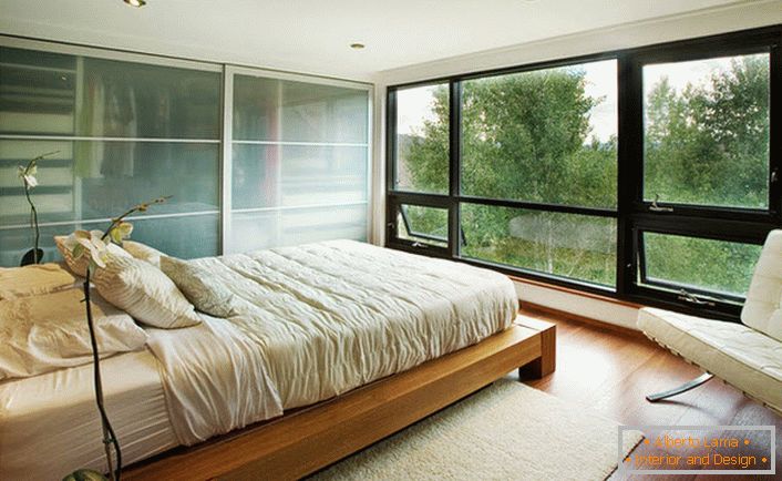 Nizka postelja iz lesa se harmonično prilega v notranjost spalnice v slogu Art Nouveau.