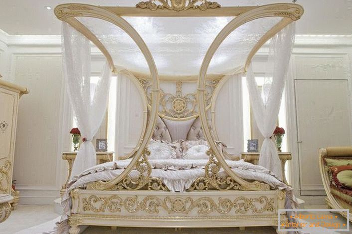 Luksuzna postelja s krošnjami postane vrhunec oblikovalskega projekta za spalnico v slogu Art Nouveau.