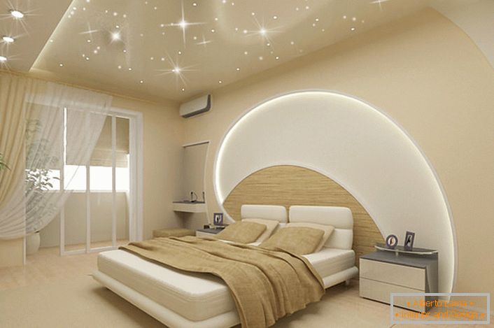 Pozornost privlači dekoracijo sten in stropa v spalnici v sodobnem slogu. LED stene potekajo skozi strop in steno nad posteljo, raztezne stropne površine posnemajo čarobno zvezdano nebo.