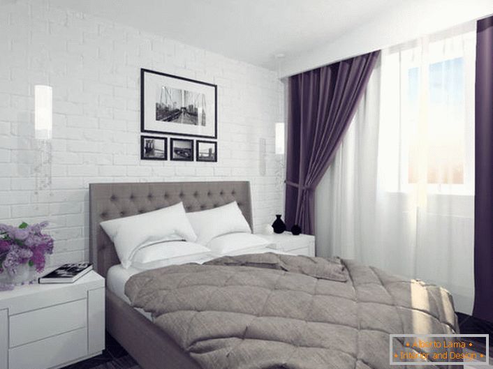 Zanimiva design odločitev je stena v glavi postelje, ki simulira opeke.