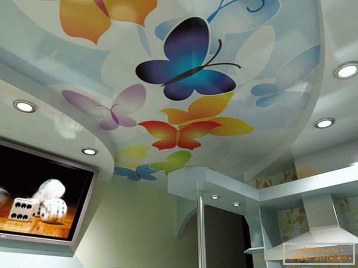 Vzorec svetlobnega zraka za dekoriranje kuhinje. Stropni stropi se razlikujejo ne le v privlačnem videzu, ampak tudi v praktičnosti.