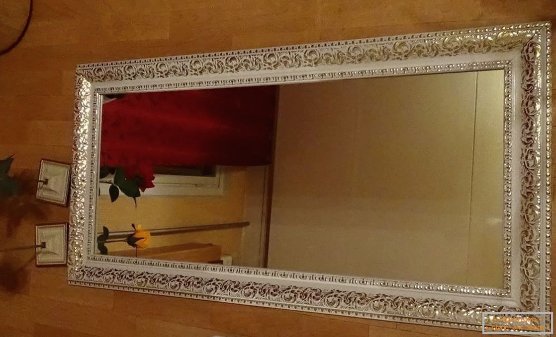 Ogledalo z okvirjem iz ploskve