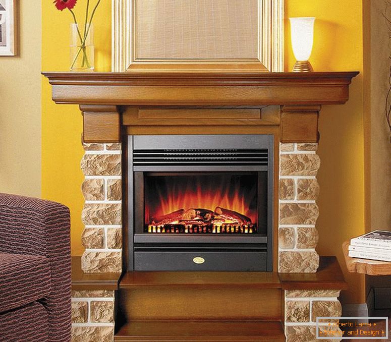 Eleganten plinski kamin iz opeke z simulacijo požara. Zanimivo pa so tudi elementi iz lesa, ki se lahko uporabljajo kot police. 