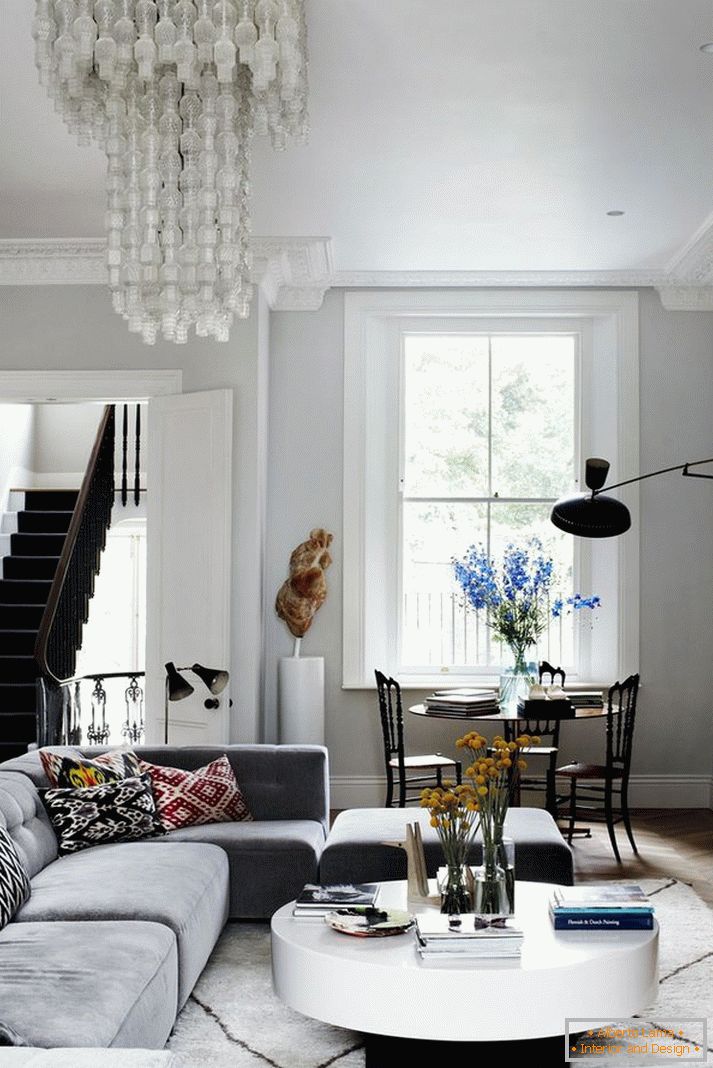 Moderna dnevna soba z nenavadnim lestenjem