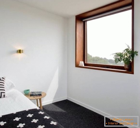 Oblikovanje okna v spalnici - fotografija lesenega okna