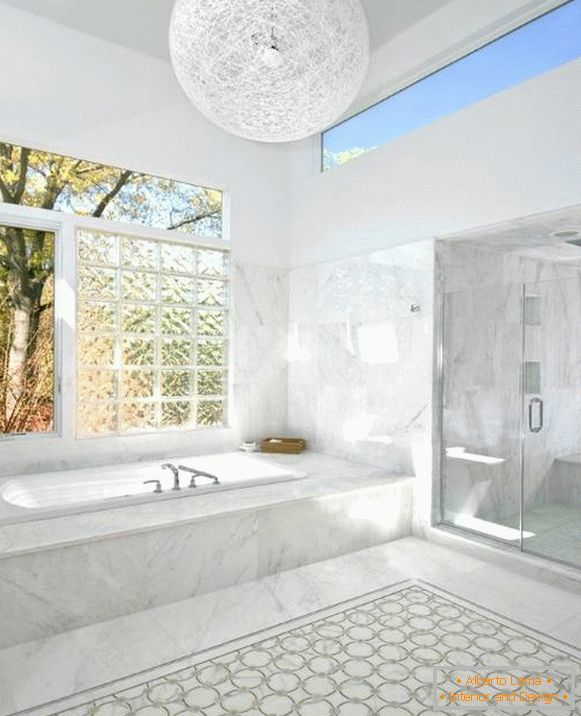 Fiberglass okna v kopalnico Design