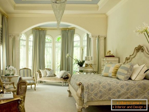 Visoka obokana okna - fotografija spalnice v klasičnem slogu
