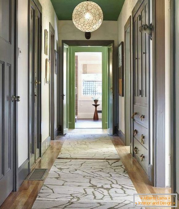 Eleganten ozek hodnik - fotografija z zelenim stropom