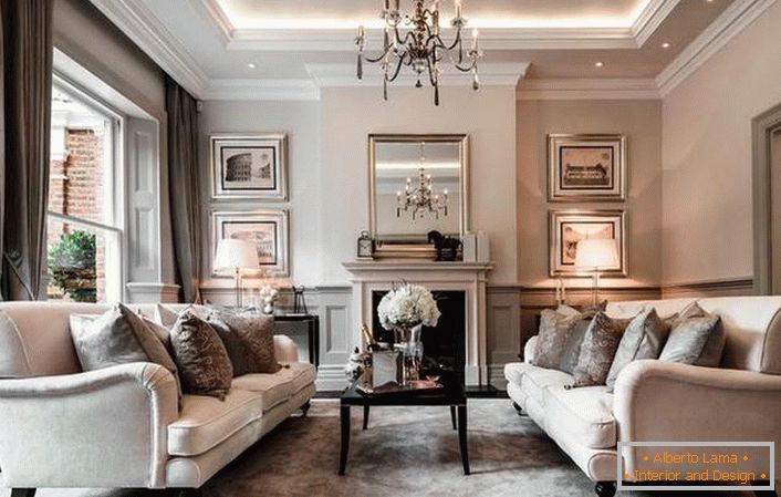 Luksuzna dnevna soba v slogu Art Nouveau. Bogastvo dekoracije poudari salon pohištva in marmorja kamin.