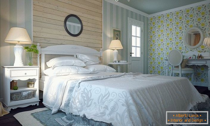 Prefinjen stil juga Francije-Provence. Mehke, preproste oblike notranjosti dajejo edinstveno udobje spalnice.