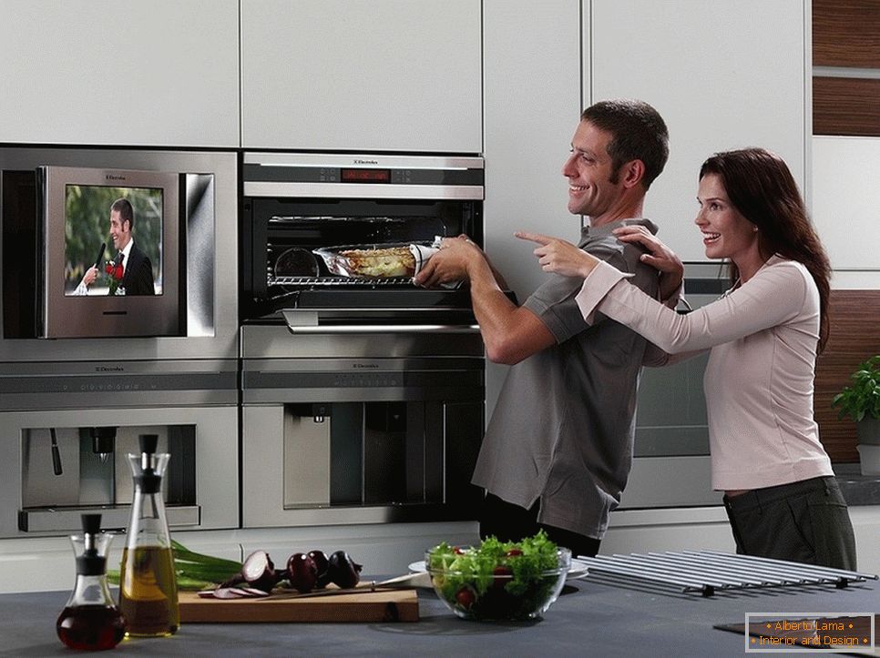 TV-zaslon v kuhinji