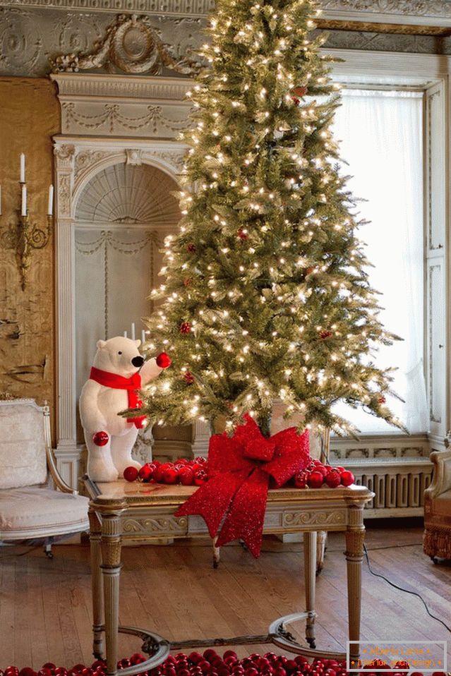 Namestitev božičnega drevesa na mizo