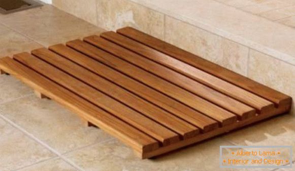 Lesena rešetka na tleh v kopalnici