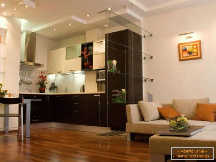 Izračun praktičnosti načrtujemo v apartmajskem apartmaju 40 m2 M. Med kuhinjo in dnevno sobo ni nobenih predelnih sten, ki omogočajo razširitev prostora in povečanje svetlosti. 