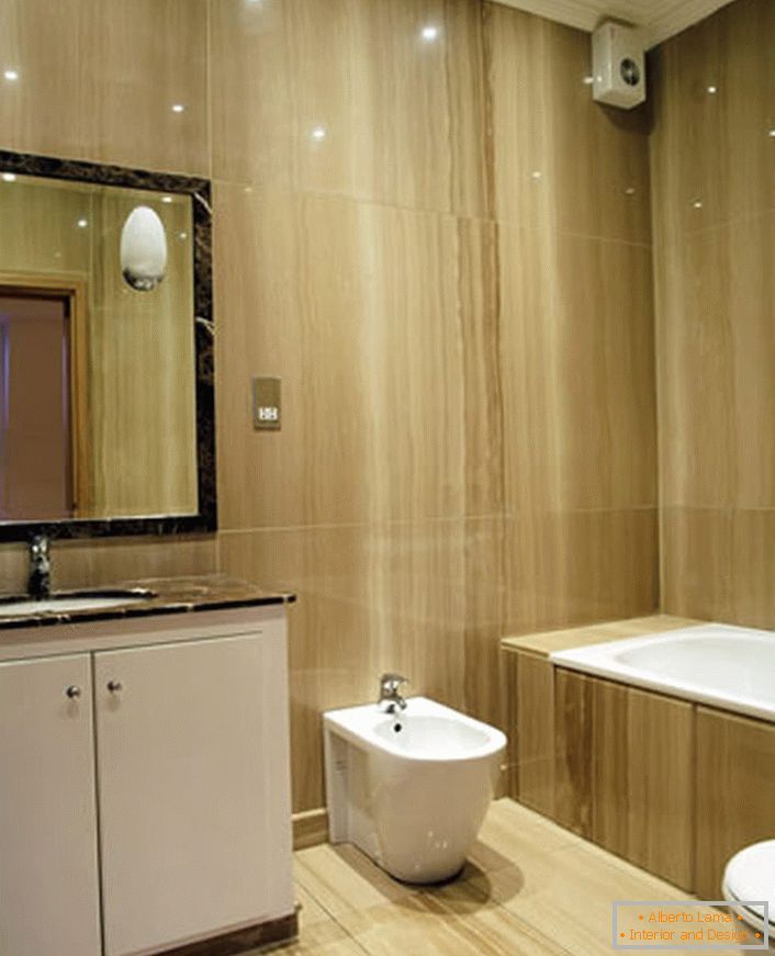 Laconski notranjost kopalnice v slogu minimalizma se organsko prilega v majhen prostor.