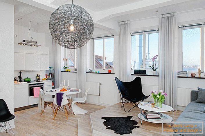 Studio apartma meri 40 kvadratnih metrov. Okrašena je v skandinavskem slogu. 