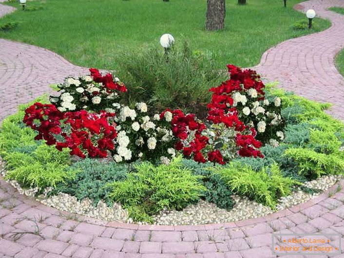 Okrogli cvetlični vrt brez okvira lahko izgleda elegantno in privlačno.