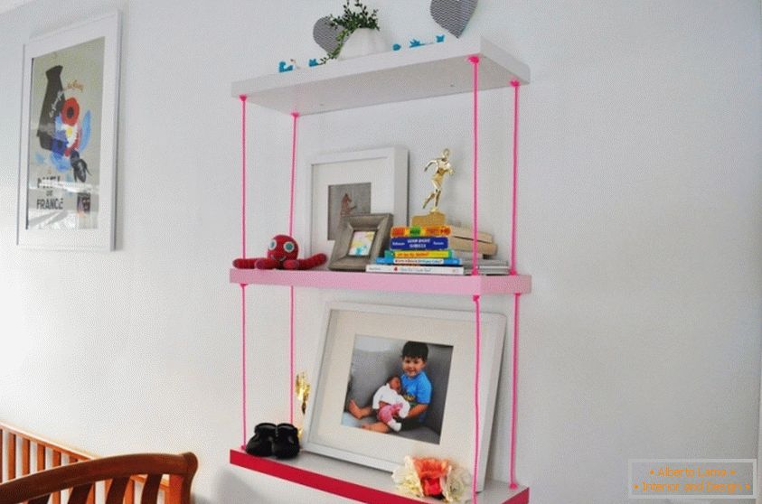 Knjigarna za otroško sobo z roza vrvi