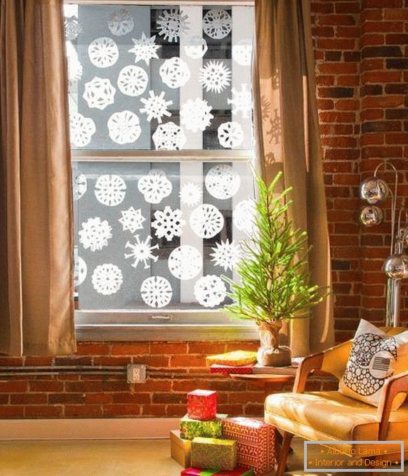 Odrezati in lepiti snežinke na oknih za novo leto