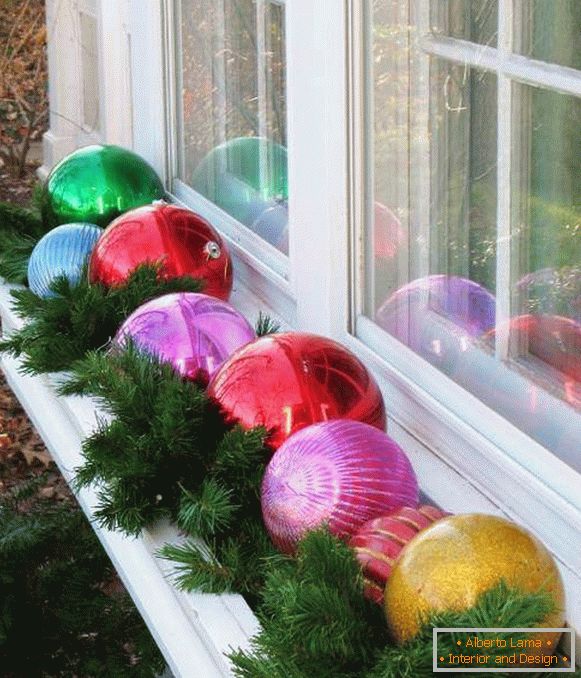 Kako okrasite okno z lastnimi rokami - Novoletni dekor na fotografiji
