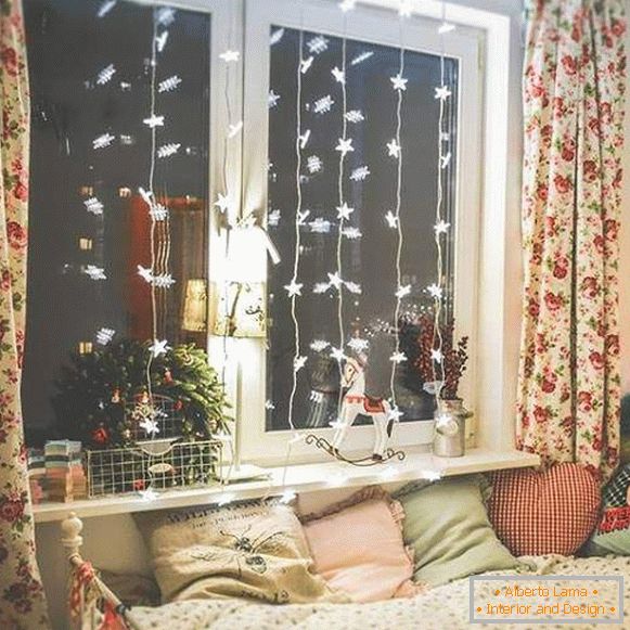 Okrasno okno za novo leto z LED svetilkami
