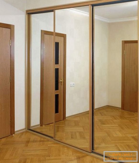 Zrcalna vrata za vgrajeno opremo garderobe
