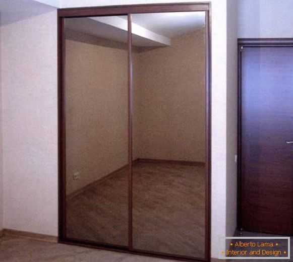 Vgrajena garderobna omara z dvema zrcaljenima vratoma
