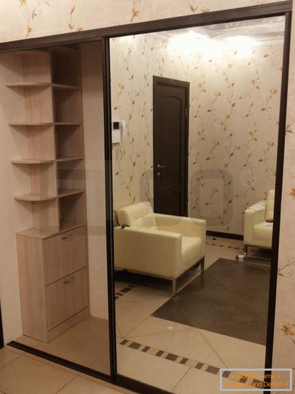 Vgrajeni garderobni prostor z ogledalnimi vrati v notranjosti hodnika