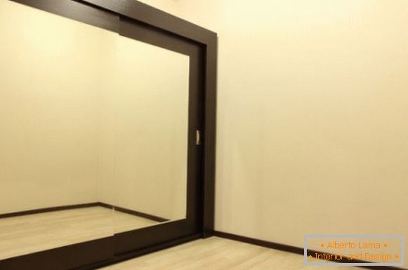 Vgrajena garderobna omara z zrcali vrata in lesa