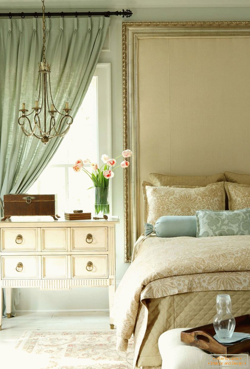 Klasična pompozna zasnova notranjosti spalnice s tapetami za tkanine