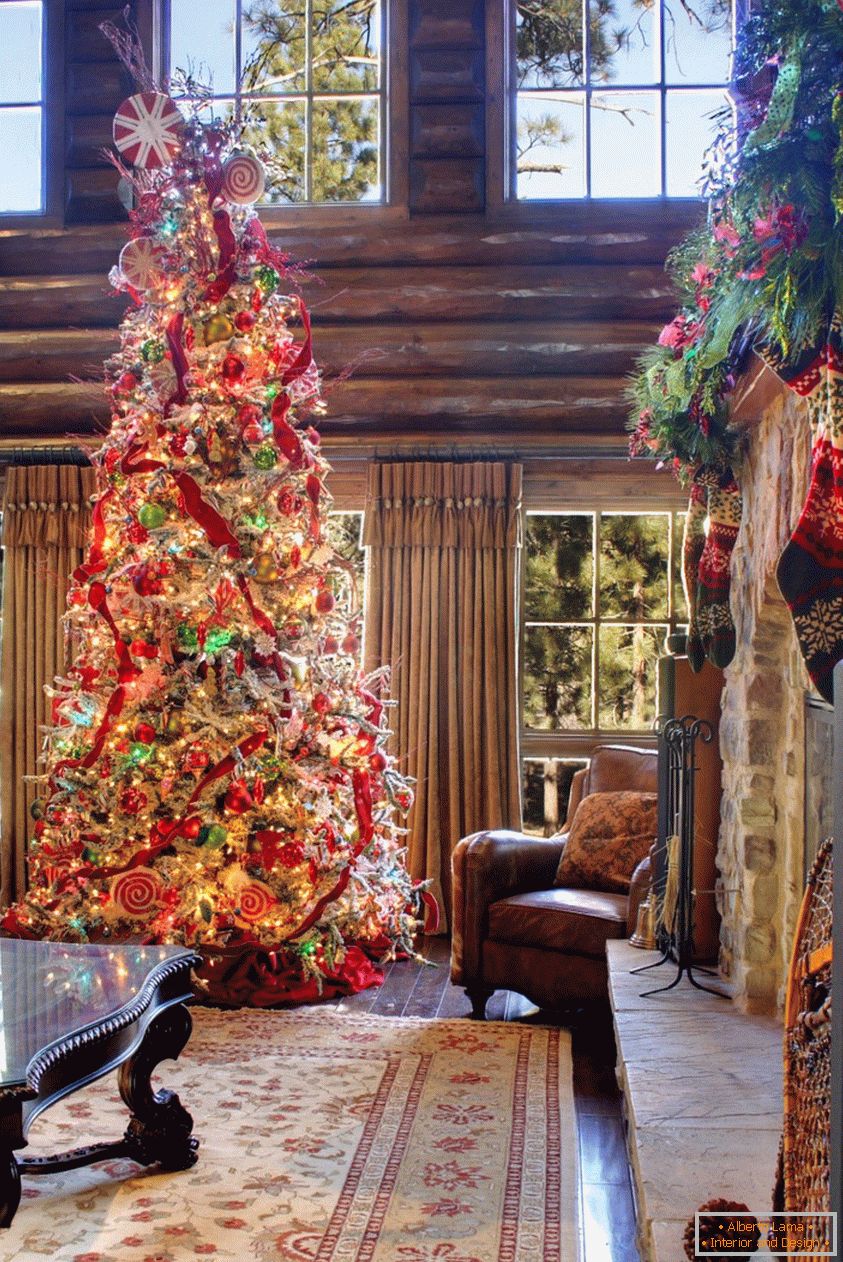 Velika božična drevesa, okrašena s steklenimi igračami
