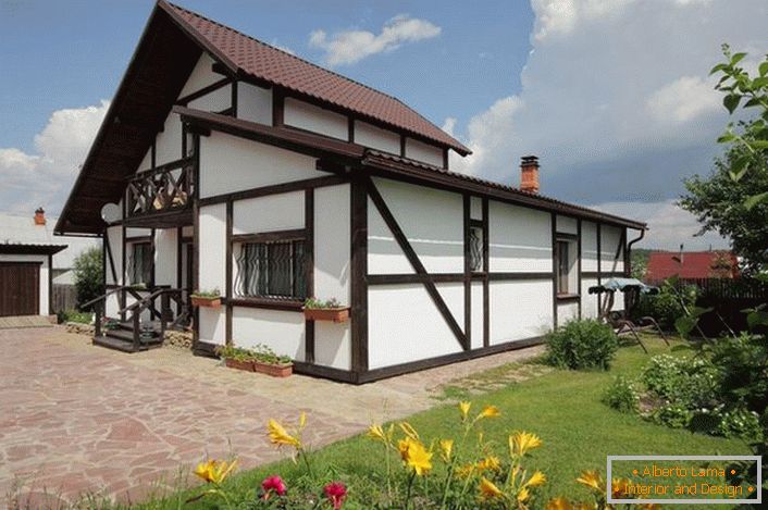 Majhna hiša v skandinavskem slogu privlači pogled s svojo lepoto in rustikalno elegantno.