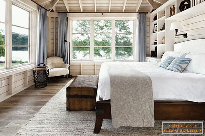 Spalnica v skandinavskem stilu z veliko zakonsko posteljo iz lesa v hiši francoskega poslovneža.