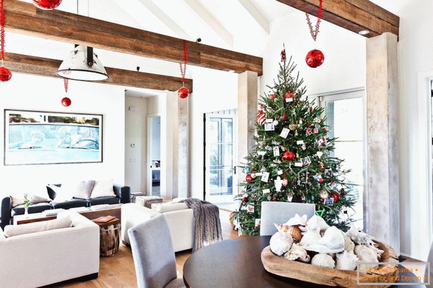 Klasična dekoracija božičnega drevesa za novo leto