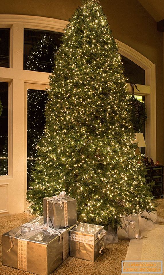 Nenavadna dekoracija velikega božičnega drevesa z venci