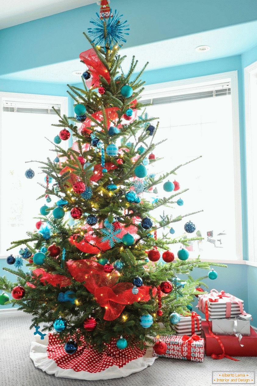 Dekoracija božičnega drevesa v modrih in rdečih barvah