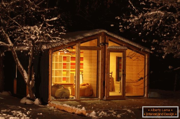 Čudovita hiša na snežnem robu gozda. Prednost modularnega doma je njegova praktičnost in funkcionalnost.