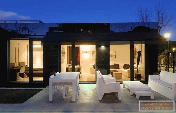 Elegantna zasnova modularne hiše je organsko urejena s primerno zasnovanim dvoriščem. 