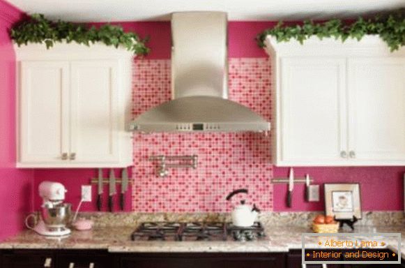 Rožne stene in črno-belo pohištvo v kuhinji