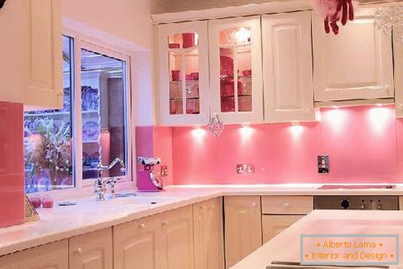 Kuhinja s svetlo rožnate stene
