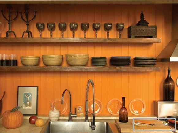 Kuhinja z oranžno steno