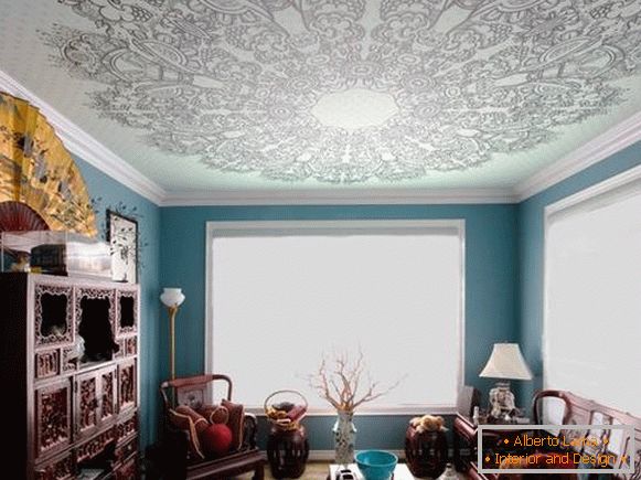 Oblikovanje sobe z modrim razteznim stropom s fotografijo natisnjenega vzorca 2016