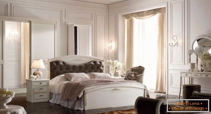 Za okrasitev spalnice v slogu Art Deco je bilo uporabljeno modularno pohištvo. Postelja z mehko glavo je v središču kompozicije.