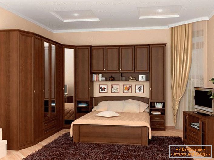 Praktična rešitev za ureditev spalnice je modularni suite, ki teče na postelji. Učinkovito varčevanje prostora.